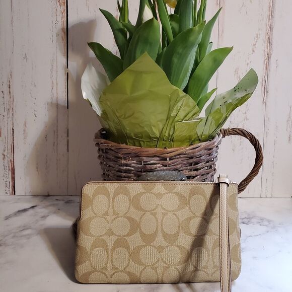 Coach LARGE Signature C and TIGER Print wristlet - Picture 5 of 8